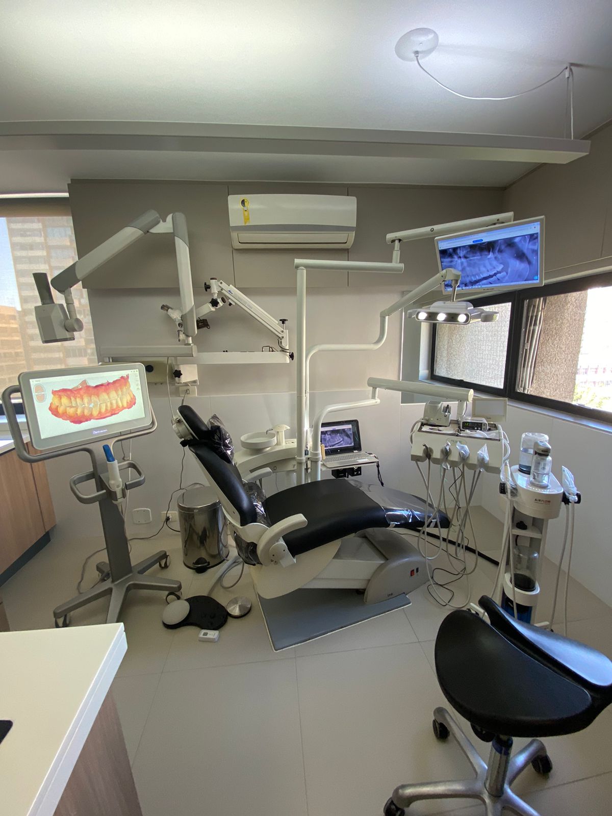 Consultório moderno com equipamentos de última geração