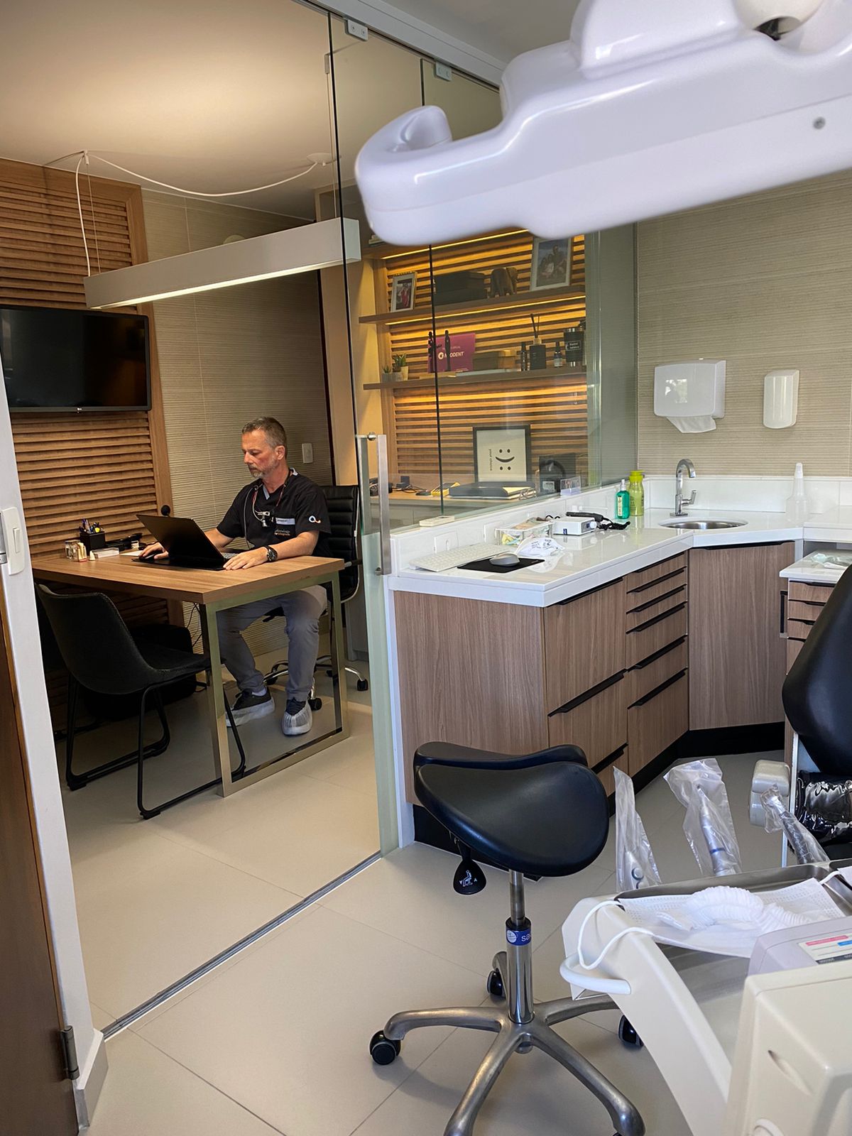 Dr. Ciro trabalhando em consultório moderno com equipamentos de última geração