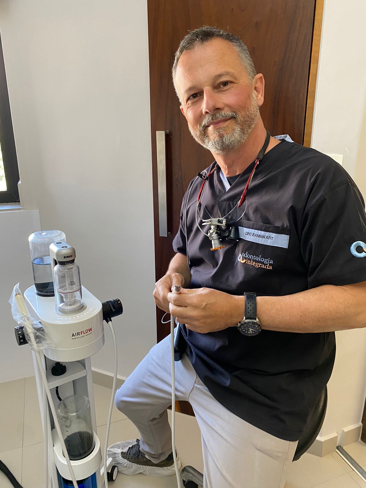 Dr. Ciro ao lado de equipamentos odontológicos avançados