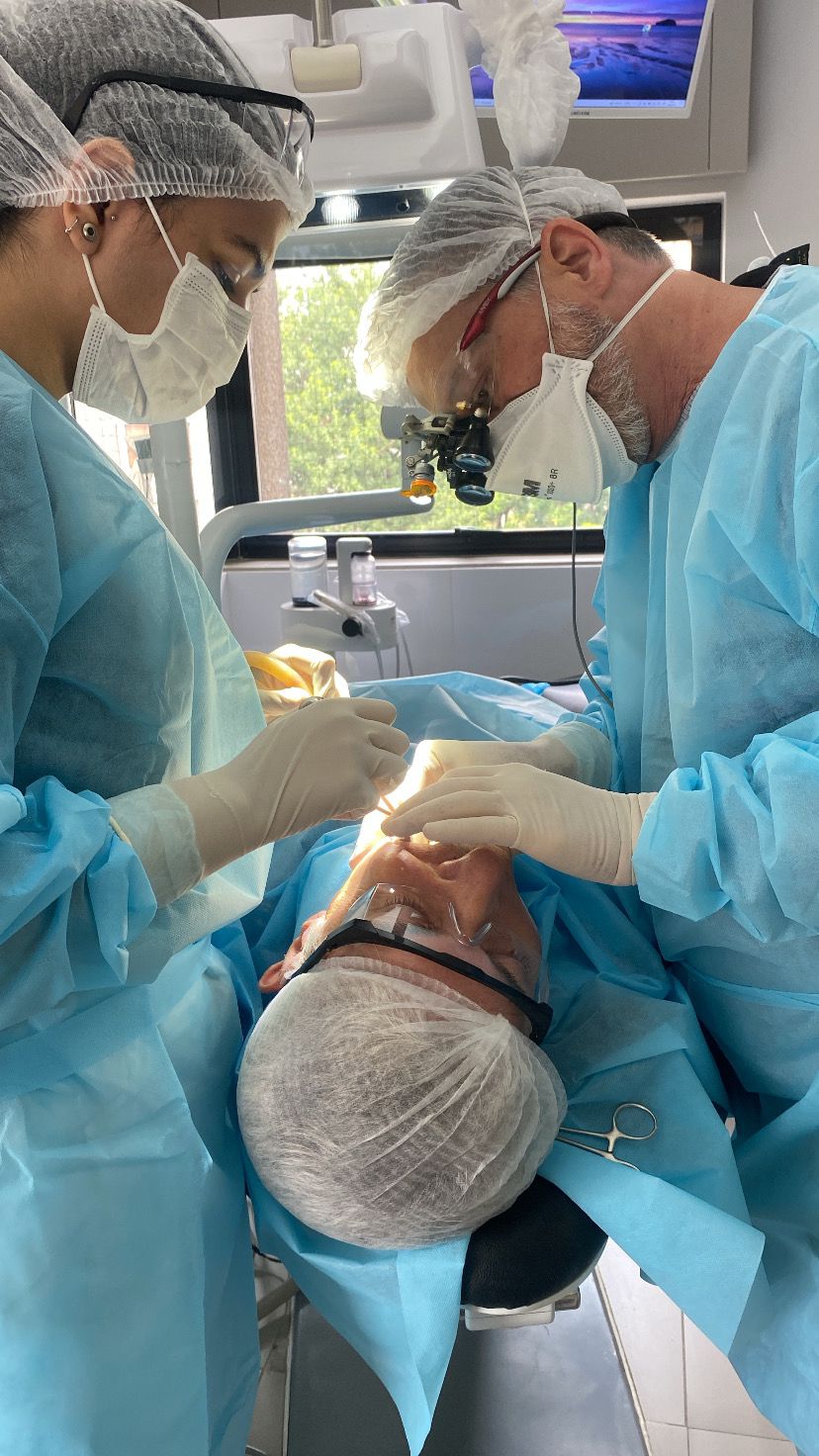 Equipe realizando procedimento cirúrgico com protocolos de segurança