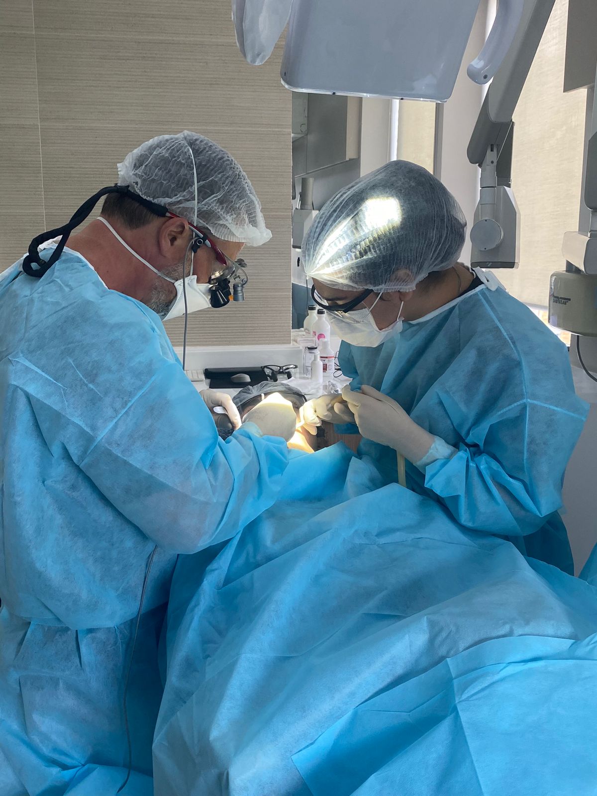 Profissionais trabalhando em equipe durante procedimento de precisão