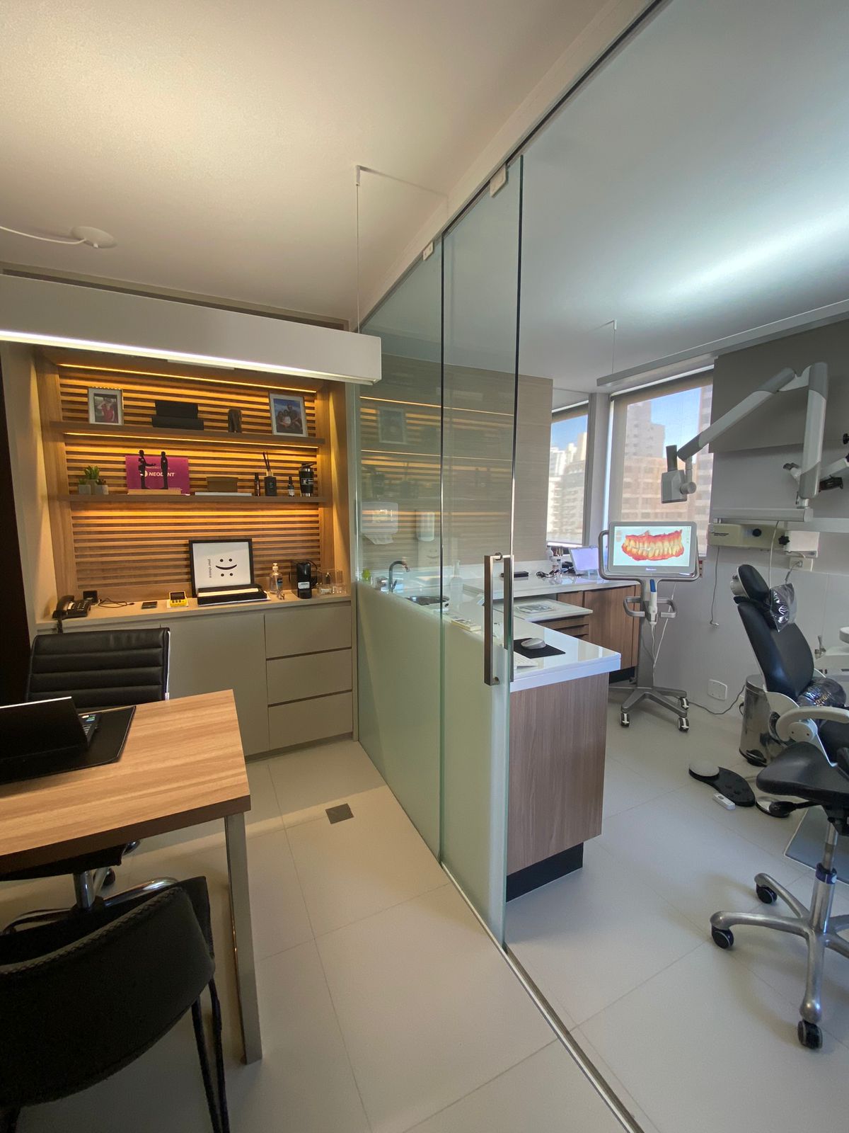 Vista panorâmica do consultório moderno e funcional