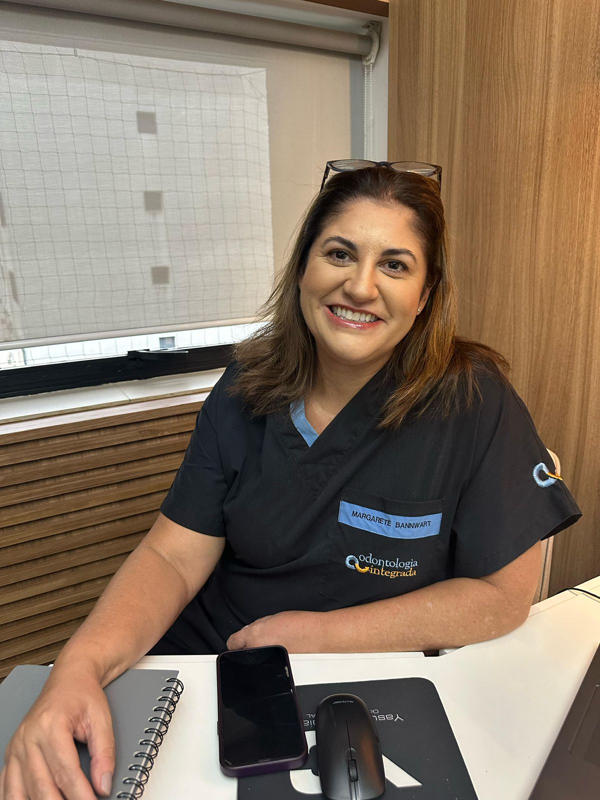 Dra. Margarete Bannwart em ambiente de trabalho acolhedor da Odontologia Integrada